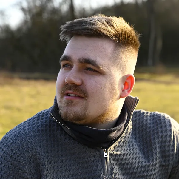 Jonas, nachdenklich und naturverbunden